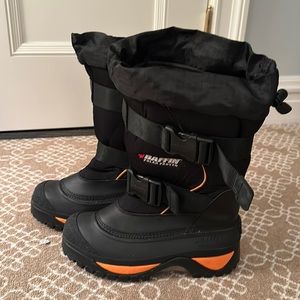 Men’s size 9 Baffin Wolf model snow boot. Very lightly worn.